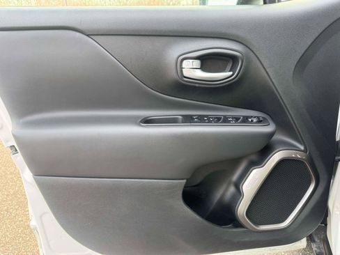 Used 2023 Jeep Renegade Latitude image 14