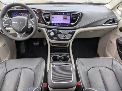 Used 2023 Chrysler Pacifica Limited w/ Uconnect Theater Family Group FWD image 16