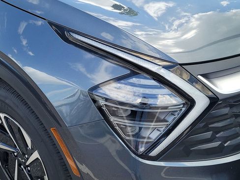 Used 2025 Kia Sportage LX image 32