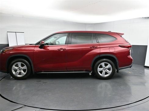 Used 2022 Toyota Highlander LE image 9