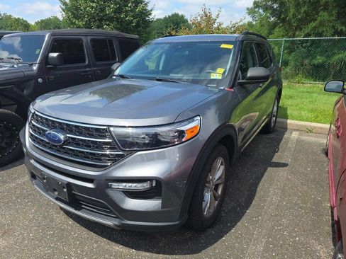 Used 2021 Ford Explorer XLT w/ Equipment Group 202A AWD/4WD image 6