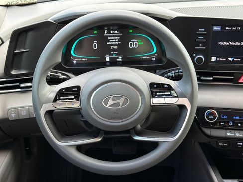 Used 2025 Hyundai Elantra Hybrid FWD image 14