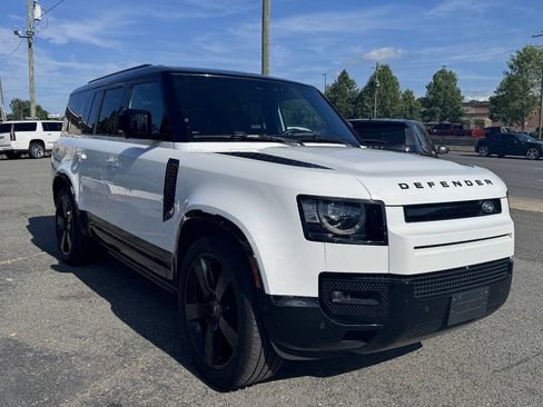 Used 2024 Land Rover Defender 130 X-Dynamic SE AWD/4WD image 3