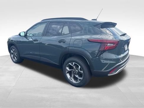 Used 2025 Chevrolet Trax LT FWD image 3