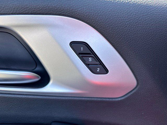 Used 2025 Chrysler Pacifica Limited FWD image 23