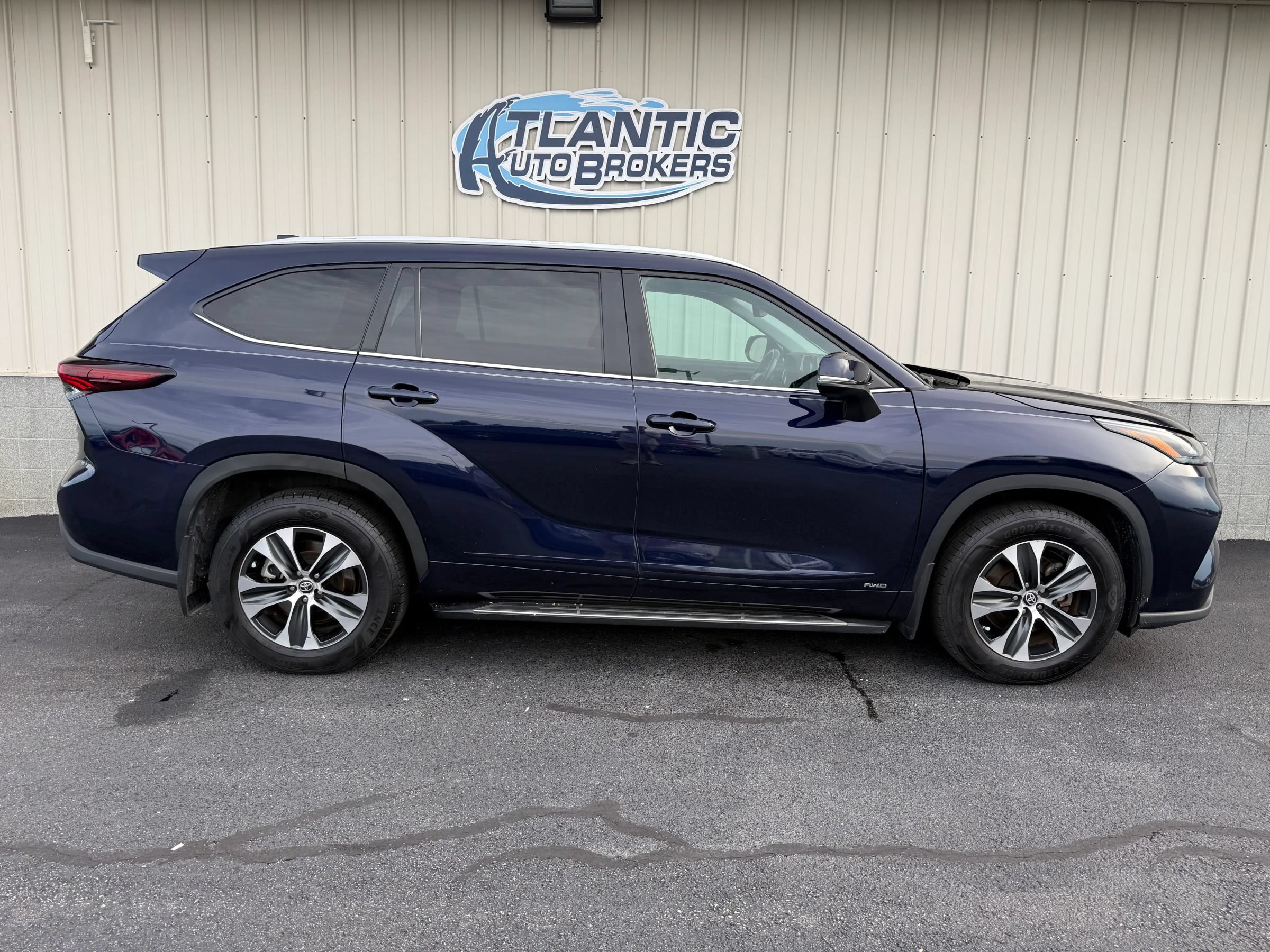 Used 2025 Toyota Highlander XLE AWD/4WD image 3