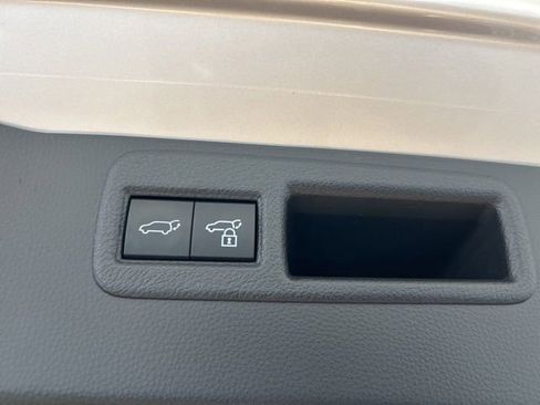 Used 2022 Toyota Venza XLE AWD/4WD image 16