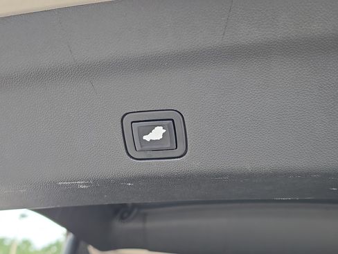 Used 2021 Chevrolet Suburban Premier image 10