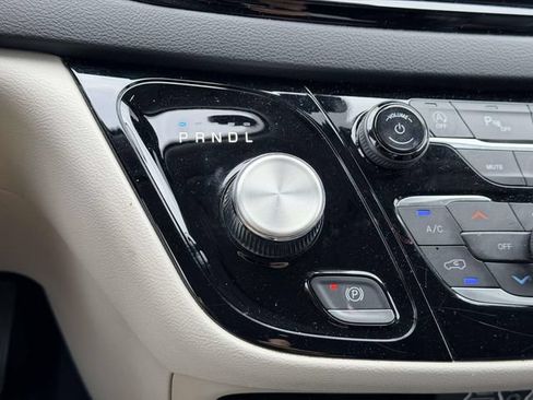 Used 2023 Chrysler Pacifica Touring-L FWD image 22
