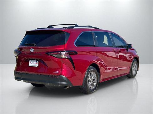Certified 2023 Toyota Sienna LE image 5