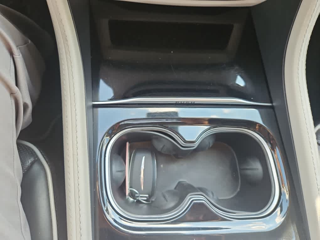 Used 2023 Chrysler Pacifica Limited FWD image 19