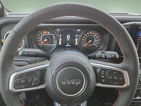 Used 2024 Jeep Wrangler Unlimited Sahara w/ Technology Group AWD/4WD image 4