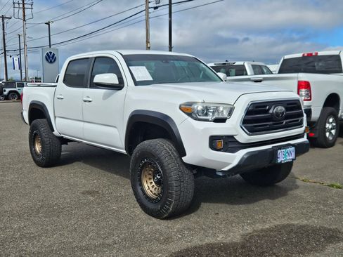 Used 2018 Toyota Tacoma SR5 AWD/4WD image 7