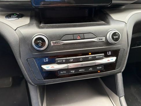 Used 2020 Ford Explorer XLT AWD/4WD image 25