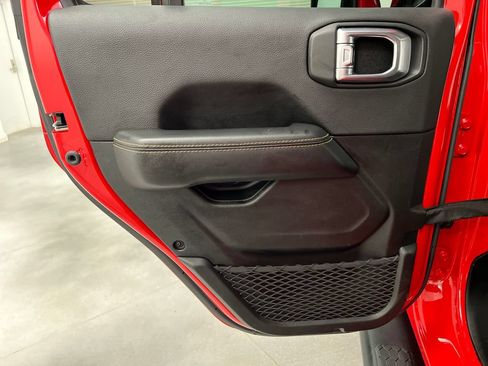 Used 2024 Jeep Wrangler Unlimited Sahara AWD/4WD image 19