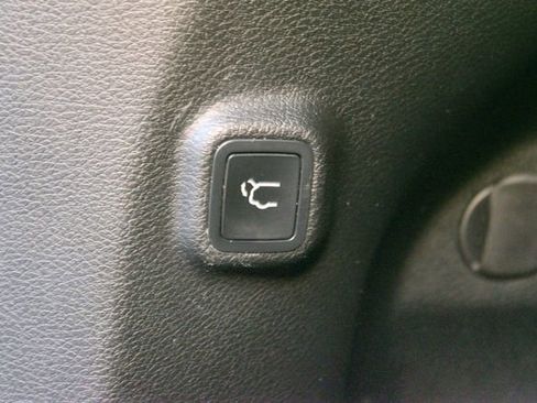 Used 2019 Jeep Cherokee Trailhawk AWD/4WD image 17
