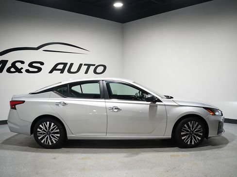 Used 2024 Nissan Altima 2.5 SV image 17