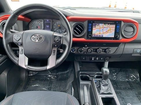 Used 2019 Toyota Tacoma TRD Off-Road AWD/4WD image 10