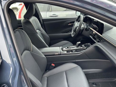 Used 2025 Toyota Crown Signia image 2