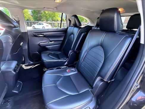 Used 2021 Toyota Highlander XLE image 25