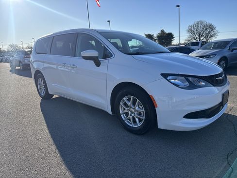 Used 2023 Chrysler Voyager LX image 7