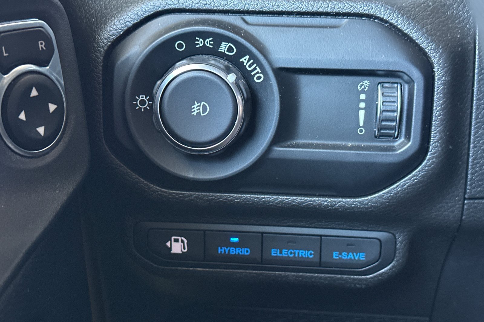 Used 2023 Jeep Wrangler Unlimited Sahara AWD/4WD image 35