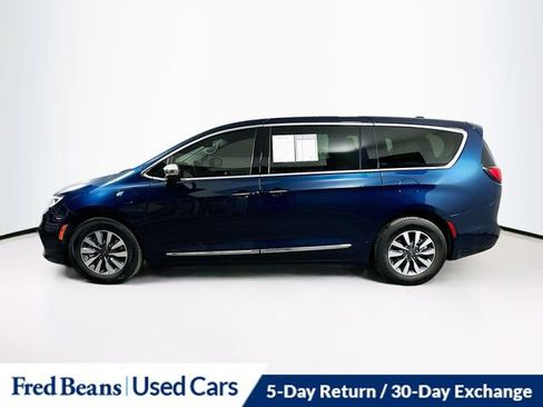 Certified 2022 Chrysler Pacifica Limited w/ Uconnect Theater Family Group image 4