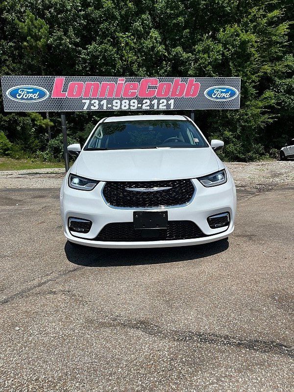 Used 2023 Chrysler Pacifica Touring-L FWD image 2