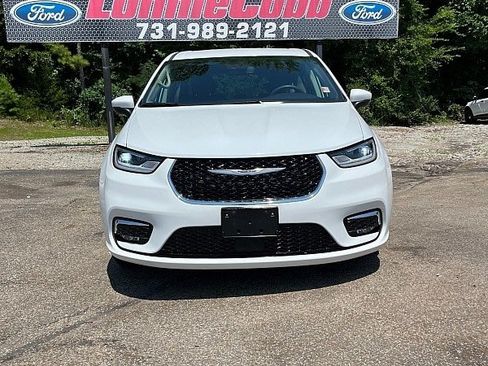 Used 2023 Chrysler Pacifica Touring-L FWD image 2