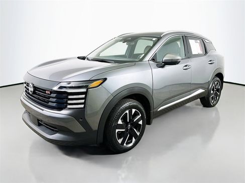 Used 2025 Nissan Kicks SR image 3