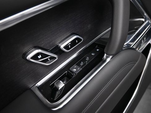 New 2025 Land Rover Range Rover Long Wheelbase SE image 21