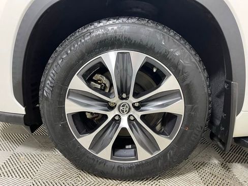 Used 2020 Toyota Highlander XLE image 23