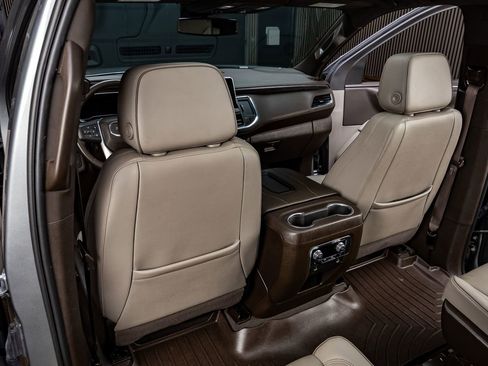 Used 2023 GMC Yukon XL SLT w/ SLT Premium Package image 34