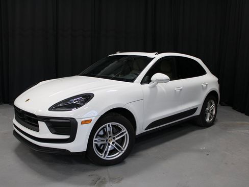 Certified 2025 Porsche Macan image 1