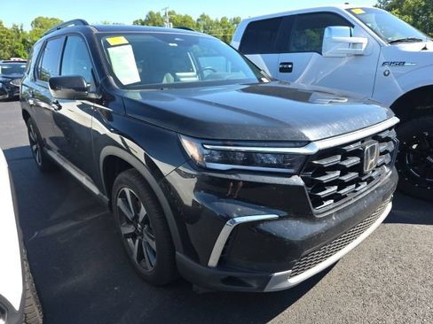 Used 2025 Honda Pilot Touring image 3