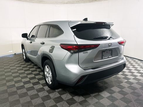 Used 2023 Toyota Highlander LE FWD image 5