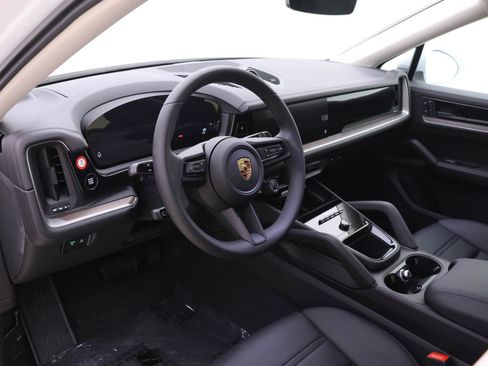 Used 2024 Porsche Cayenne Coupe image 4