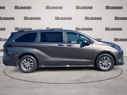 Used 2024 Toyota Sienna XLE FWD image 6