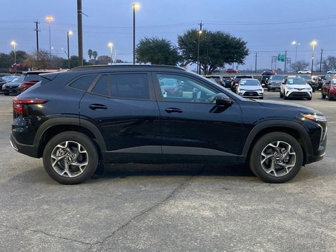 Used 2025 Chevrolet Trax LT w/ LT Convenience Package image 4