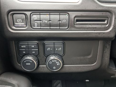 Used 2021 Chevrolet Tahoe Z71 w/ Rear Media and Nav Package image 17