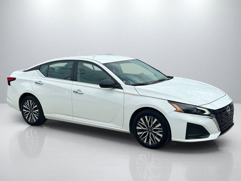 Used 2025 Nissan Altima 2.5 SV FWD image 4