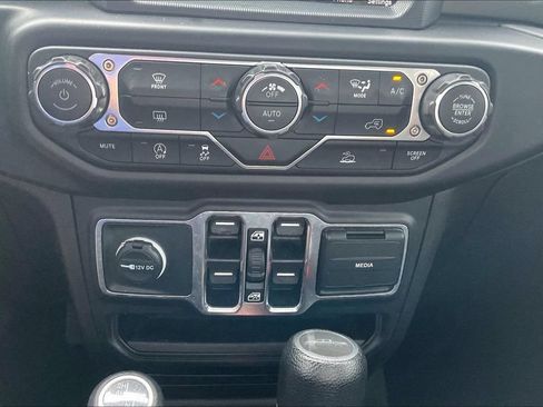 Used 2023 Jeep Gladiator Overland AWD/4WD image 16