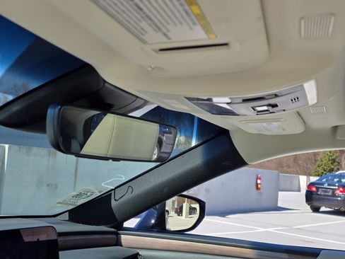 Used 2024 Lexus ES 300h w/ Luxury Package image 17