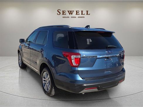 Used 2019 Ford Explorer XLT image 3