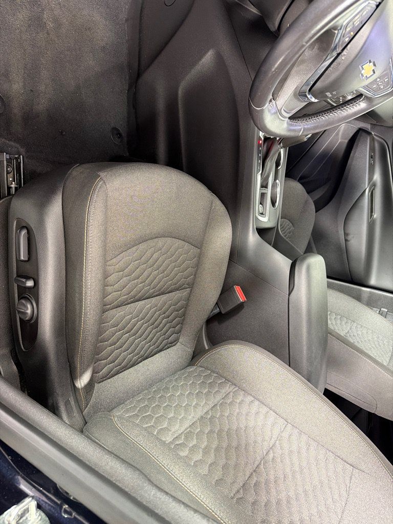 Used 2021 Chevrolet Equinox LT w/ Driver Convenience Package AWD/4WD image 11