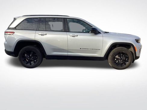 Used 2025 Jeep Grand Cherokee Altitude AWD/4WD image 11
