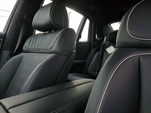 Certified 2025 Genesis G90 3.5T image 18