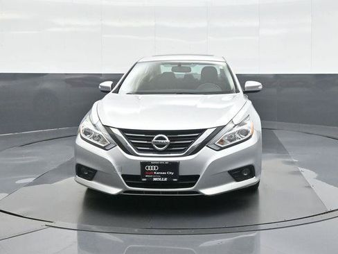 Used 2016 Nissan Altima 2.5 SV w/ Convenience Package FWD image 2