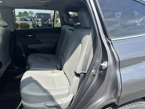 Used 2022 Toyota Highlander XLE image 32