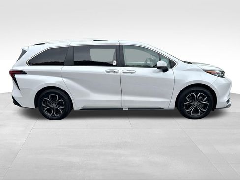 Certified 2025 Toyota Sienna Platinum AWD/4WD image 6